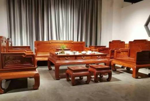 红木家具边用边升值，一套家具换了一套房~