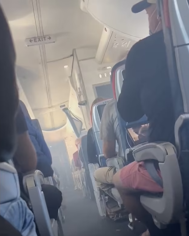惊悚！载193乘客波音高空突冒浓烟，警报狂炸，紧急迫降，全机吓疯（组图） - 1