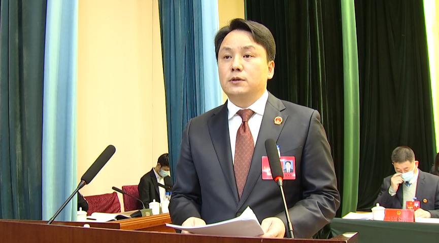 65会上,市长王大泉代表临江市人民政府向大会作政府工作报告.