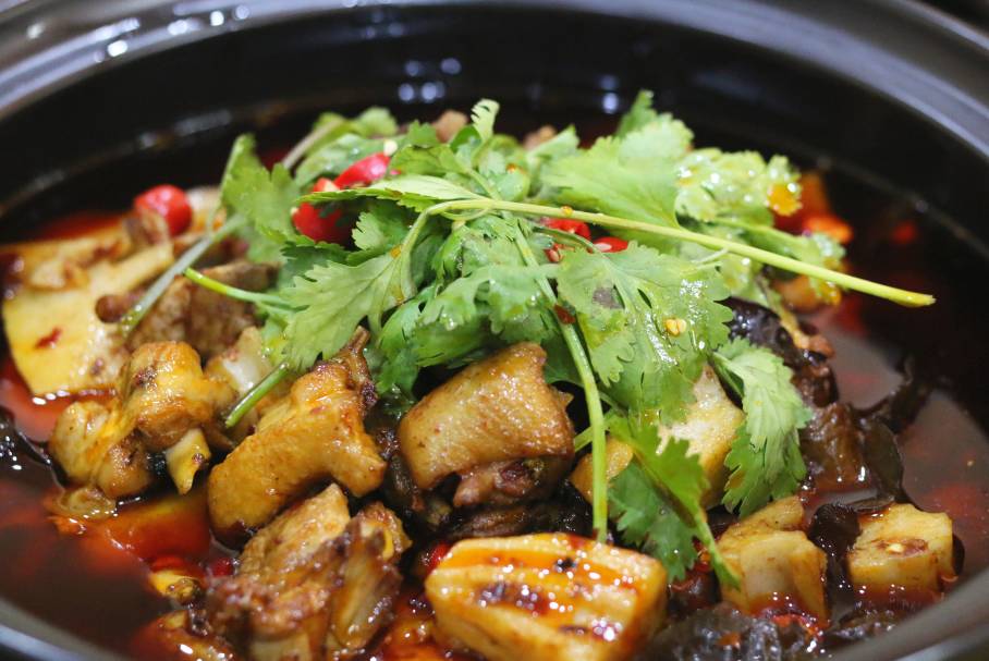 汤锅每天熬制7个小时,宜宾这家店的汤喝一次就着迷,现在吃一锅送一锅!