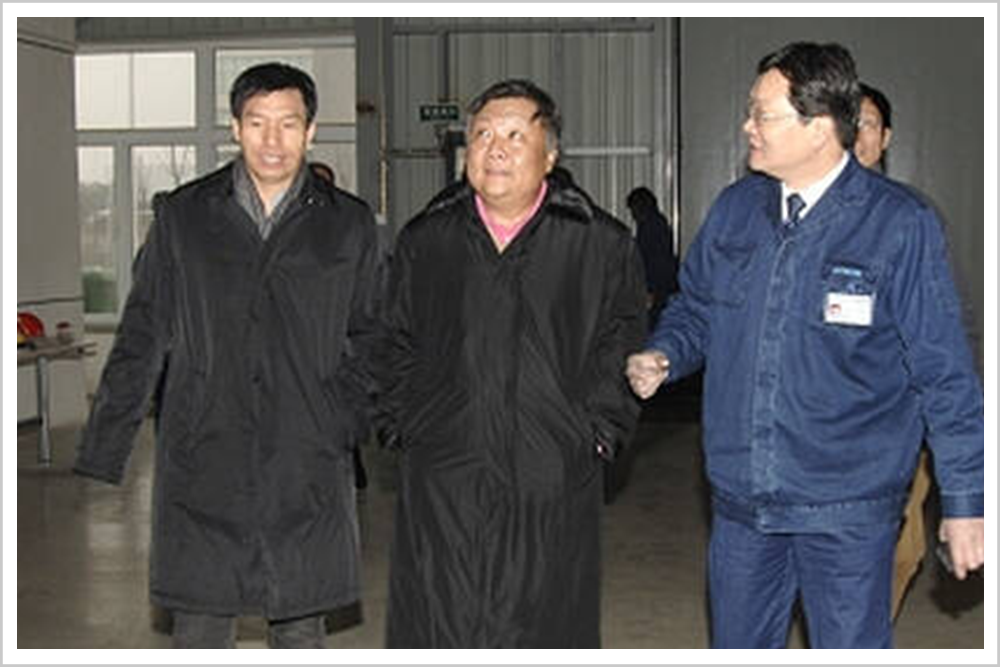 面对山钢的紧逼,市场的挑战,杜双华的办法是"攘外先安内",先把日钢
