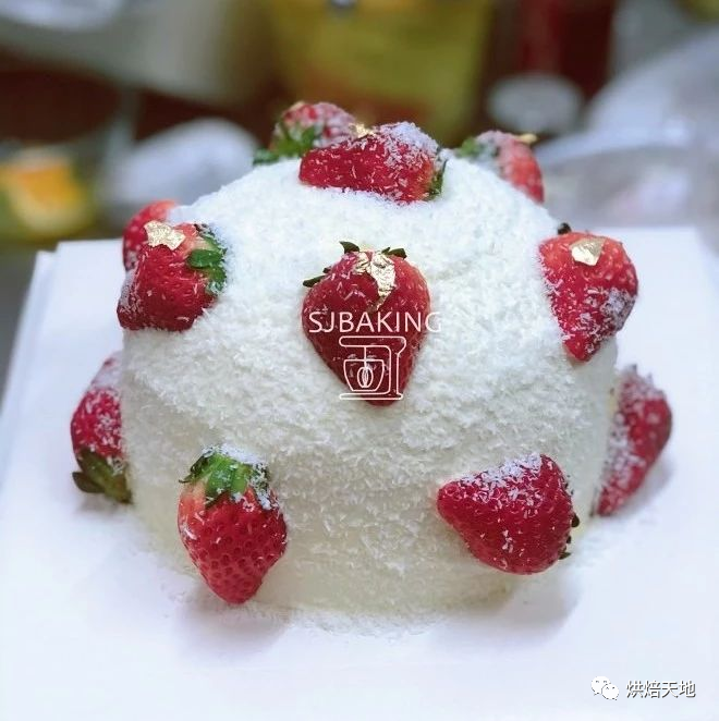 雪域草莓蛋糕，半球外形美观，奶油顺滑一款简约大气的蛋糕