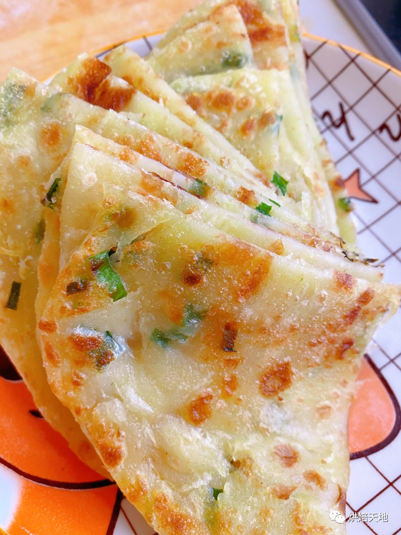 葱油饼酥脆掉渣,凉了也不硬,学会了可摆摊赚钱!