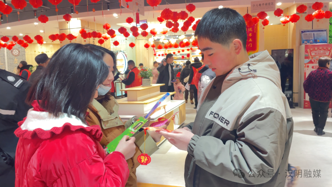 点小心子的亮孩桔灯