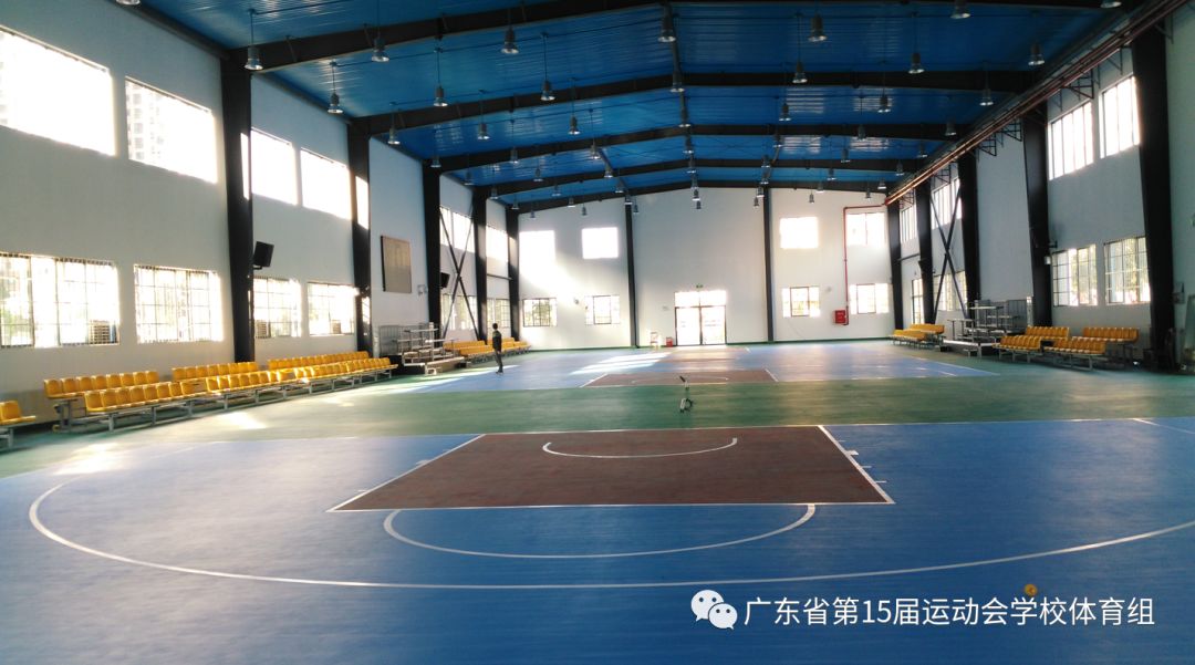 新建钢结构篮球馆运动场(含1个足球比赛场)约有1000个露天观众座位