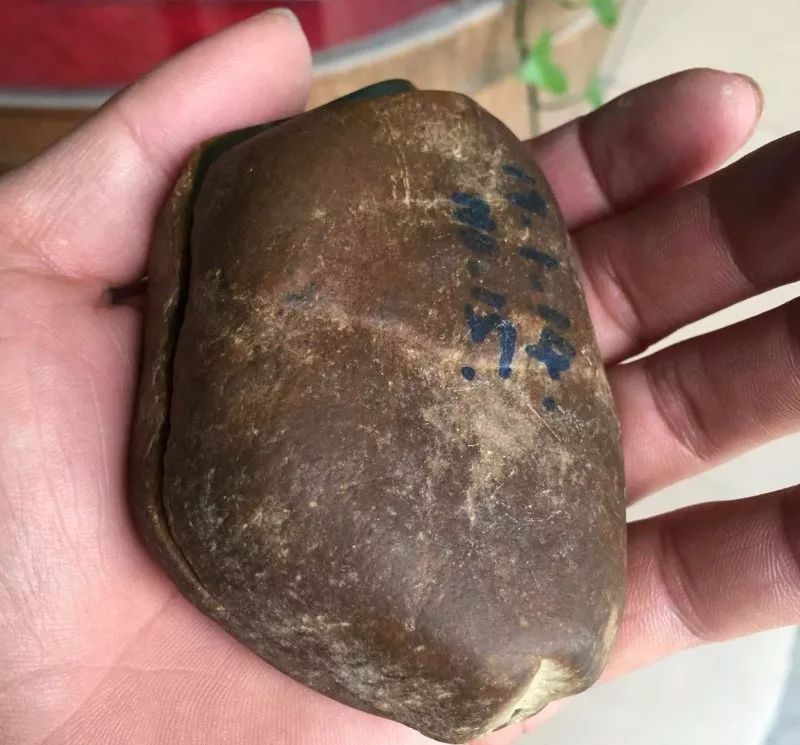 犹豫不决后才决定拿下的大马坎翡翠原石，能否如愿切出黄加绿？