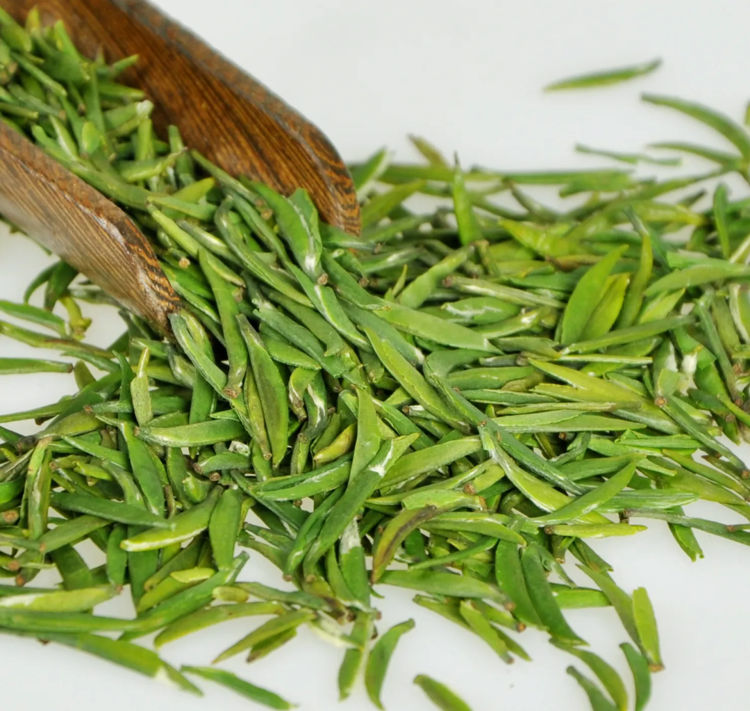 雷山银球茶形状独特,是一个直径18-20毫米的球体,表面银灰墨绿.