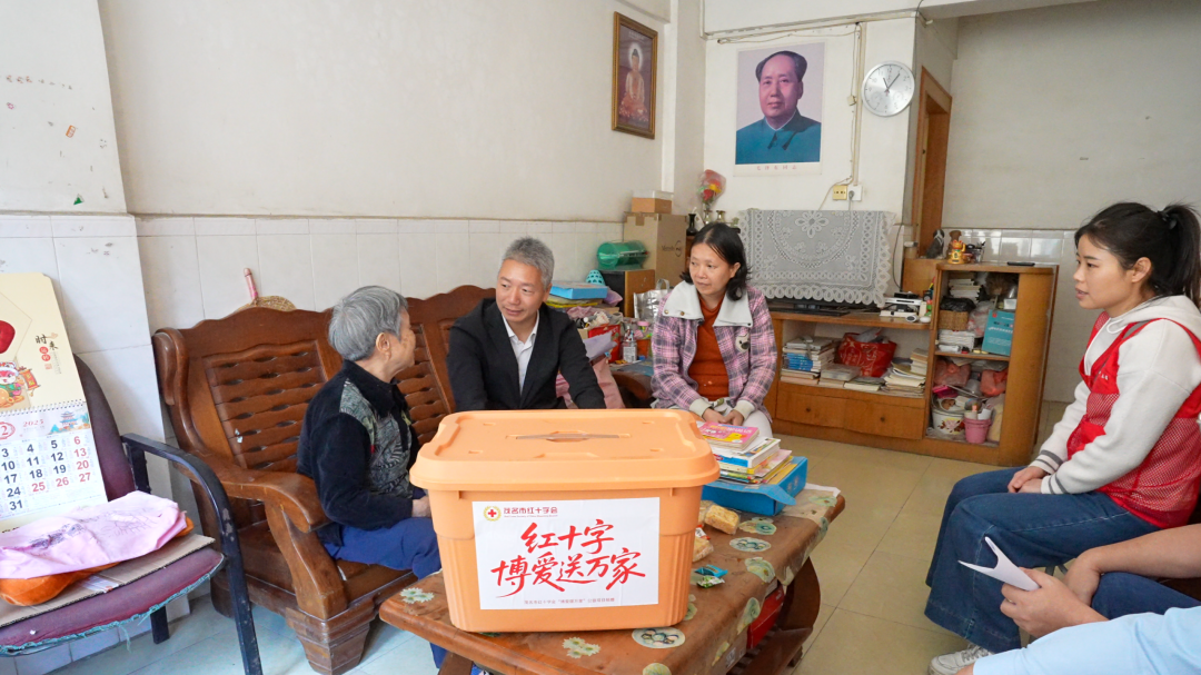 市红十字会党组书记、常务副会长梁华清在走访慰问