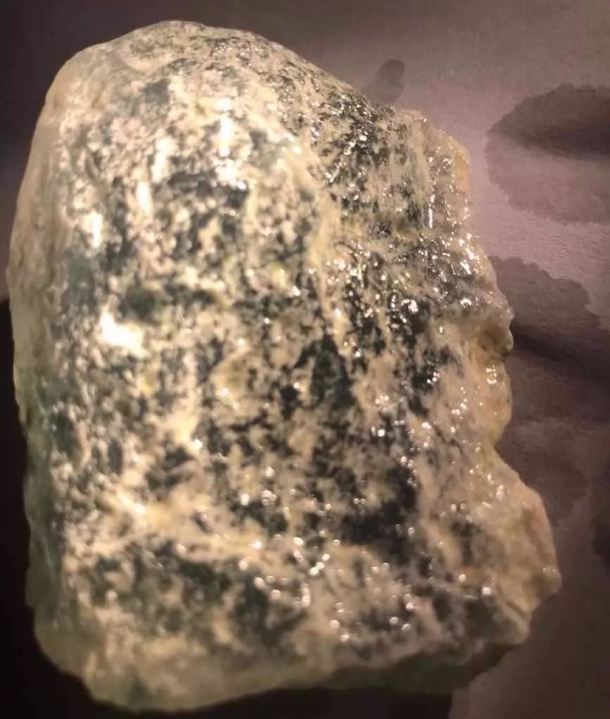 这块源自莫西沙的原石，竟剥出玻璃种飘花翡翠，美极了！