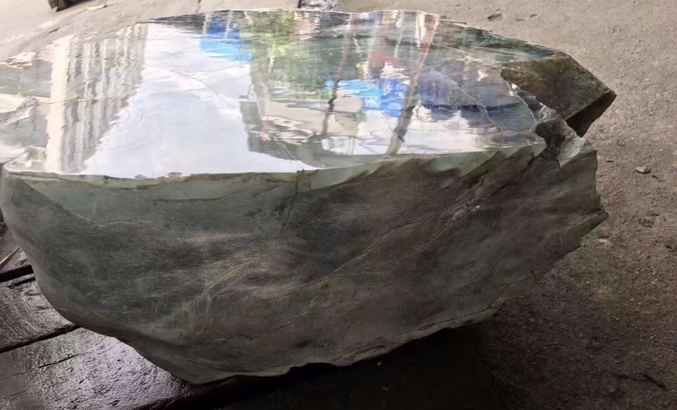 价值千万的翡翠原石，却因它一毁再毁，经他之手凤凰涅槃，起死回