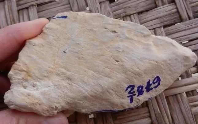 原石形状怪异，却一刀切出了不可置信的品质，真是来之不易！