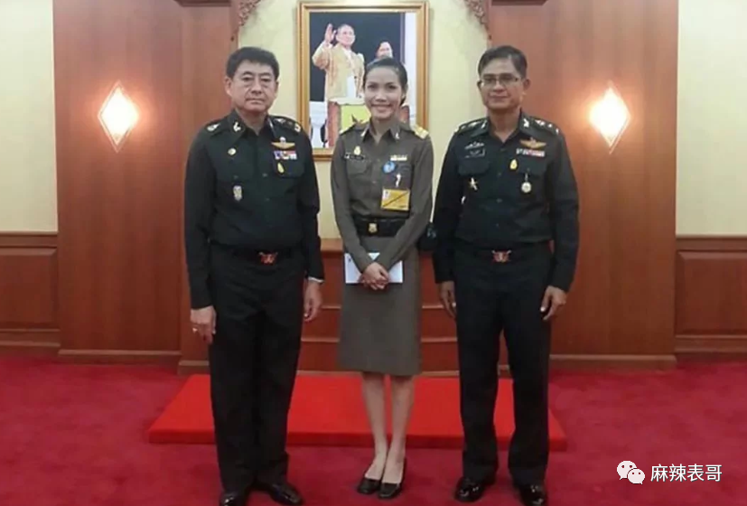 揭秘泰王5位妻子：最美王妃裸爬喂狗，曾是脱衣舞女（组图） - 33