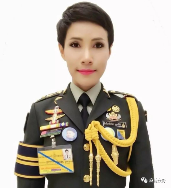揭秘泰王5位妻子：最美王妃裸爬喂狗，曾是脱衣舞女（组图） - 34