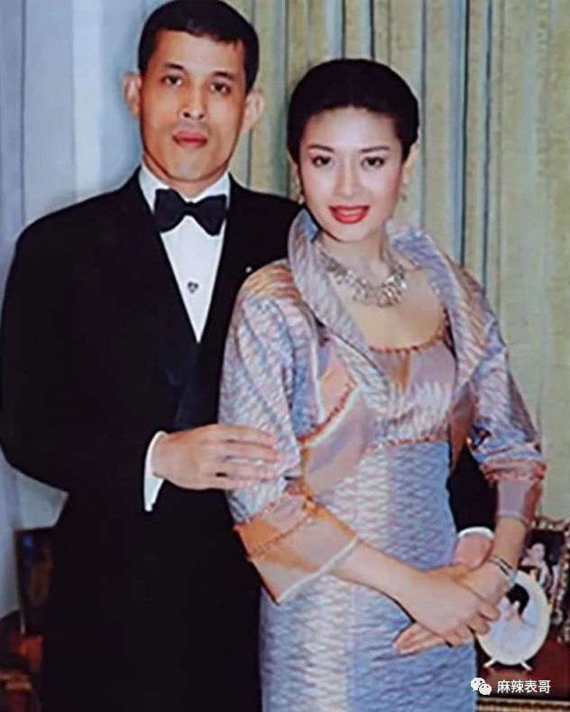 揭秘泰王5位妻子：最美王妃裸爬喂狗，曾是脱衣舞女（组图） - 19