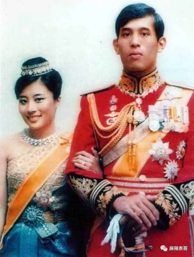 揭秘泰王5位妻子：最美王妃裸爬喂狗，曾是脱衣舞女（组图） - 11
