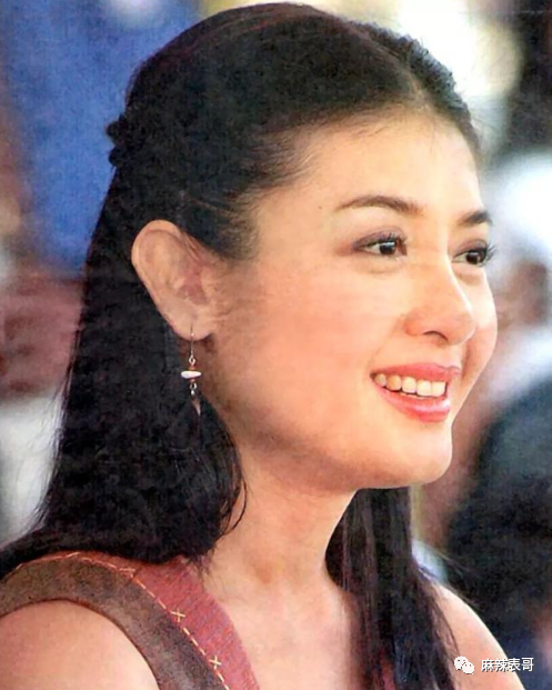 揭秘泰王5位妻子：最美王妃裸爬喂狗，曾是脱衣舞女（组图） - 17