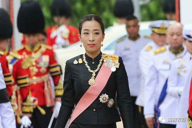 揭秘泰王5位妻子：最美王妃裸爬喂狗，曾是脱衣舞女（组图） - 12