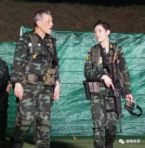 揭秘泰王5位妻子：最美王妃裸爬喂狗，曾是脱衣舞女（组图） - 37