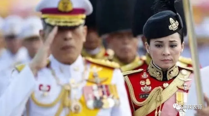 揭秘泰王5位妻子：最美王妃裸爬喂狗，曾是脱衣舞女（组图） - 25
