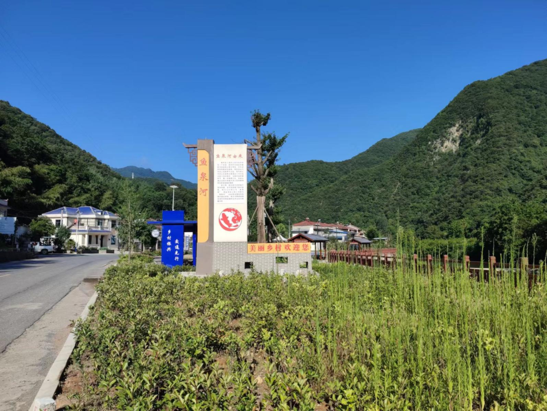 鱼泉河村位于李庙镇东南,东与刘坪村相邻,西与长坪镇黄潭村交界,南与