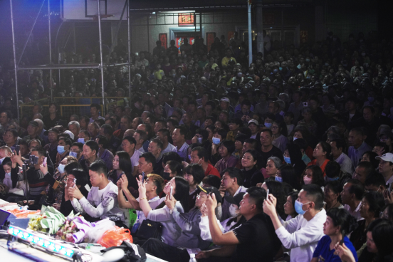 广东粤剧院在北马村演出，台下座无虚席。 
