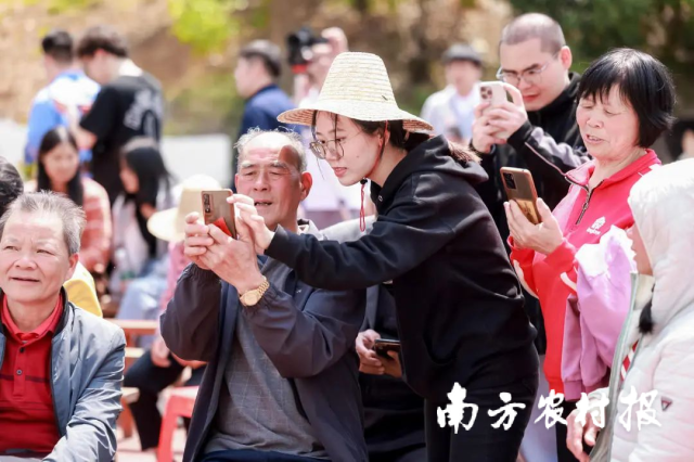 村民正在學習如何使用AI助手。