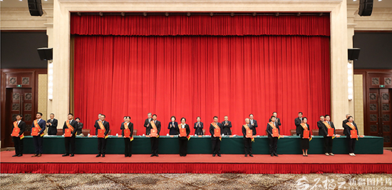 11月17日，在自治区科技创新大会上，自治区党委书记陈小江，自治区党委副书记、自治区主席艾尔肯·吐尼亚孜等领导为获奖代表颁奖。石榴云/新疆日报记者 谢龙摄