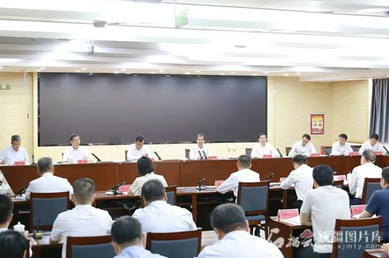 7月16日，自治区党委书记、兵团党委第一书记、第一政委陈小江在自治区应急管理厅，听取自治区应急、水利、公安、交通、气象、地震等部门和新疆消防救援总队、新疆生产建设兵团工作汇报并讲话。石榴云/新疆日报记者 崔志坚摄e