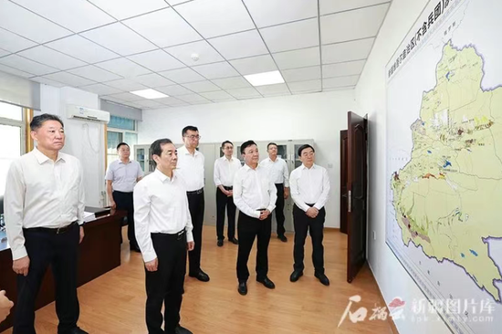 im7月16日，自治区党委书记、兵团党委第一书记、第一政委陈小江在自治区应急管理厅防汛抗旱处，听取新疆河流水系和防洪工程分布建设工作介绍。石榴云/新疆日报记者 崔志坚摄age