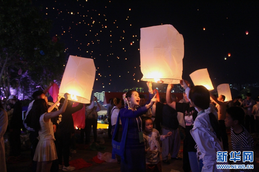   市民游客放飞孔明灯（4月13日摄）。新华网 和新兰 摄