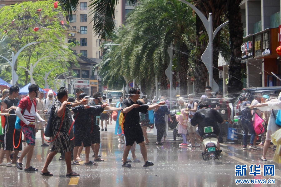   市民游客“玩水”不亦乐乎（4月15日摄）。新华网 和新兰 摄