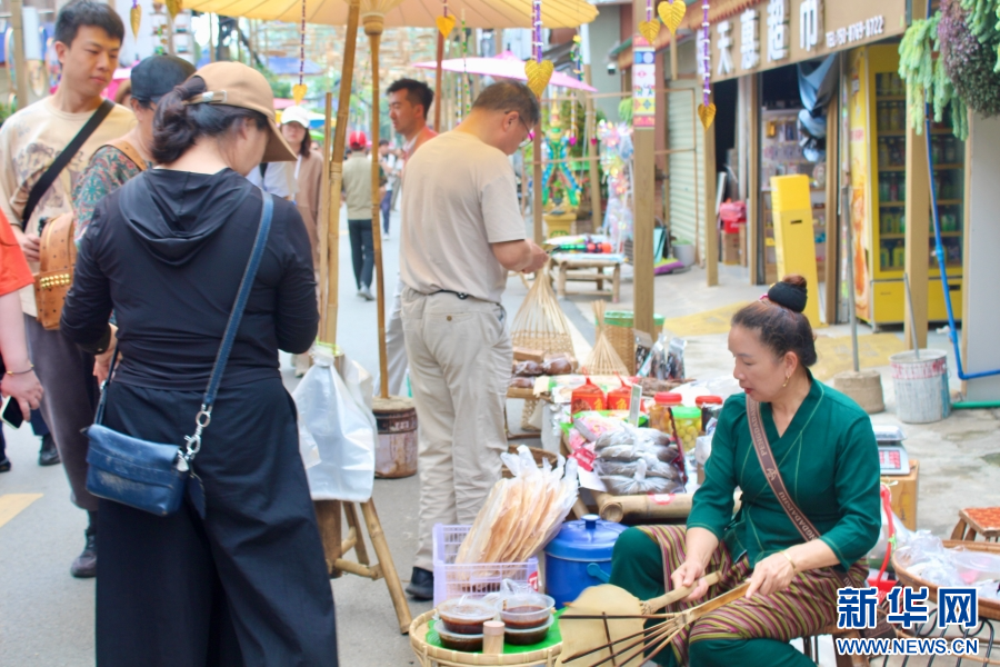   曼景保居民小组赶摆集市（4月14日摄）。新华网 和新兰 摄