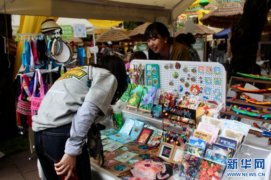   游客在文创摊位前挑选文创产品（4月13日摄）。新华网 和新兰 摄