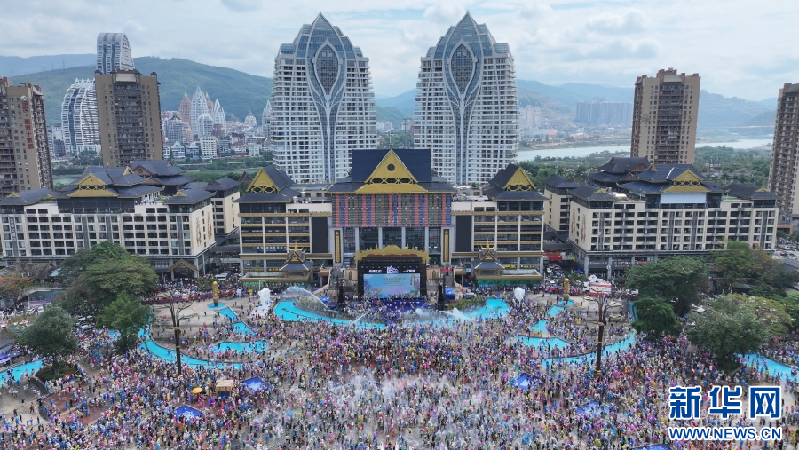   泼水狂欢现场（4月15日摄）。新华网发（鲁鹏 摄）