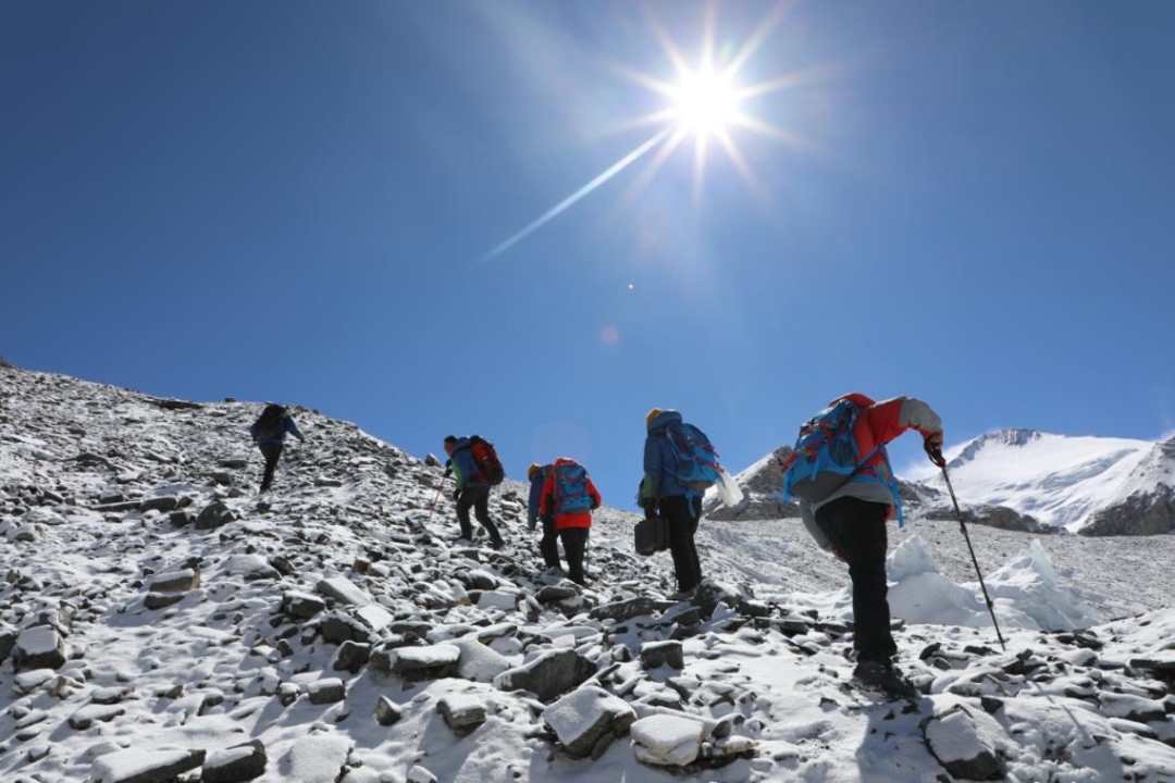 中国移动■5G上珠峰 有速度更有高度！