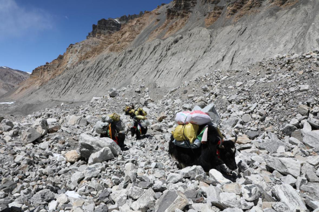 中国移动■5G上珠峰 有速度更有高度！