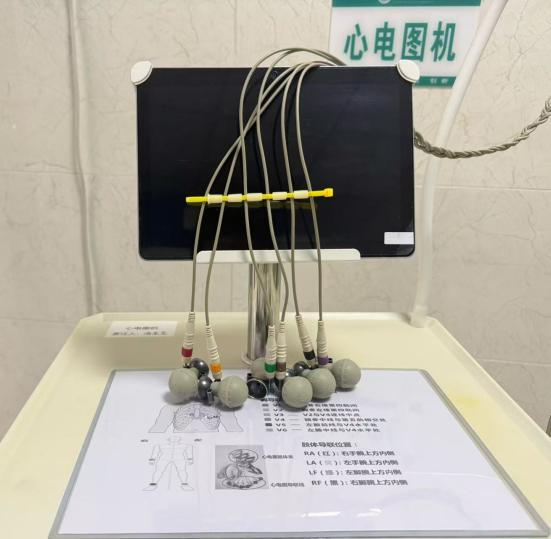 为什么要心电监护仪心电监护仪的导联线老打结？原来用输液器排气帽+扎带就能解决问题！_https://www.jmylbn.com_新闻资讯_第7张