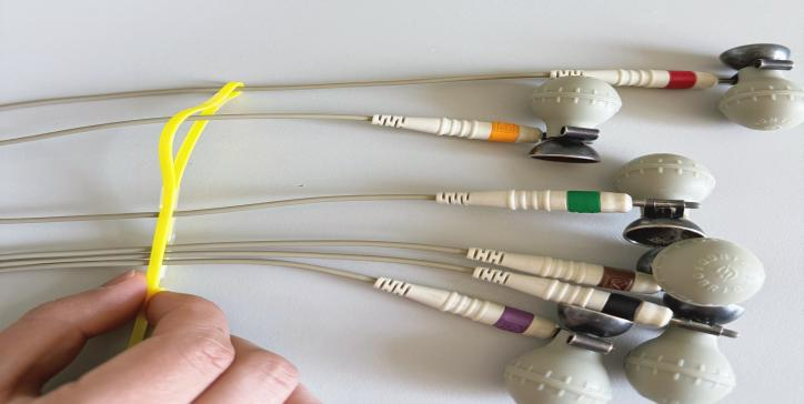 为什么要心电监护仪心电监护仪的导联线老打结？原来用输液器排气帽+扎带就能解决问题！_https://www.jmylbn.com_新闻资讯_第6张