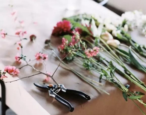 插花的容器那么多，你还只能想到花瓶？