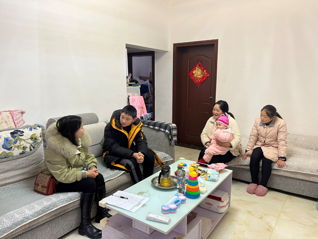 家校共育我校开展百名教师访万家家访活动