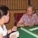 婆婆和三个儿媳打麻将，不笑你打我！