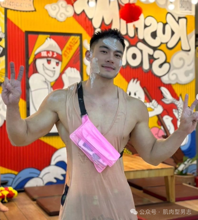 图片[5]-28岁泰国第一胸王，在沙滩狂秀完美胸和腹肌，穿这样背心意义何在？都成了显眼包了-潮男潮北-潮男潮北