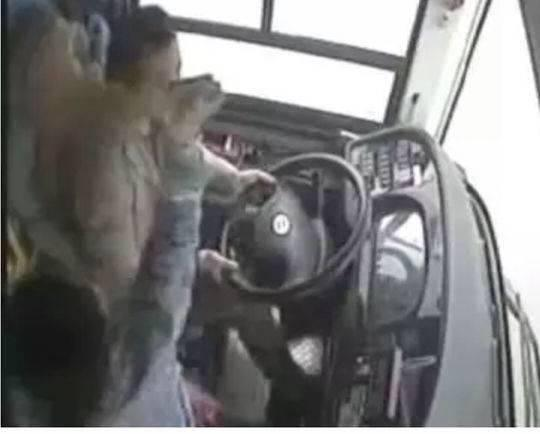 贵州安顺大巴坠湖原因最新梳理个中细节如此耐人寻味！