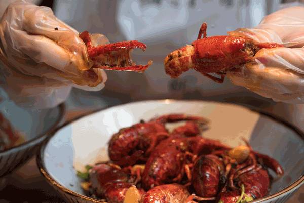 带10岁的儿子吃了一顿小龙虾,结果……这位妈妈很后悔!