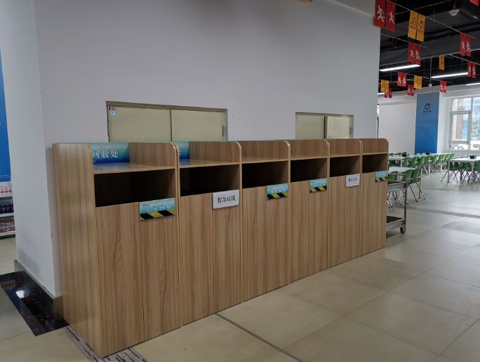 二青会比赛场馆推行垃宣传栏圾分类 垃圾站安排专人值守