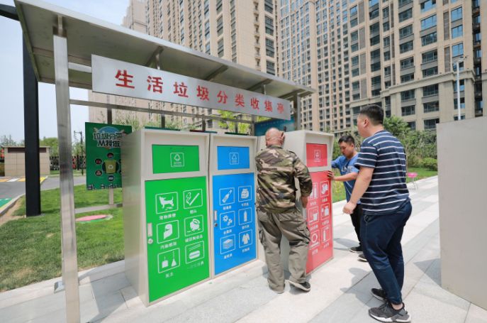 二青会比赛场馆推行垃宣传栏圾分类 垃圾站安排专人值守