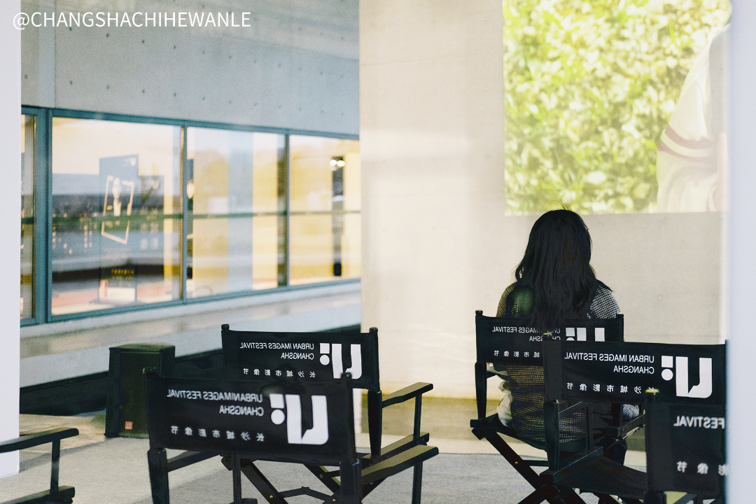 ������Ŀ�ĳ�ɳ�׽����Ӱ��ڣ����������ʸг�Ƭ��Ӱ����ʱ��