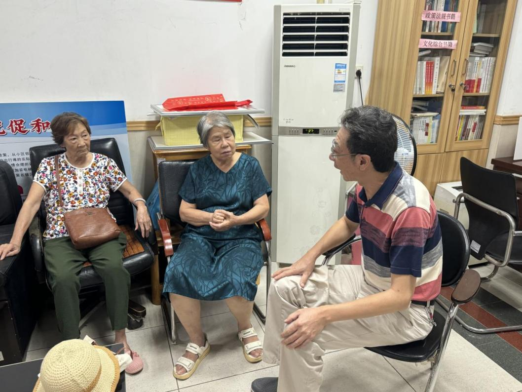 程峰（右一）在居委会开展义诊活动