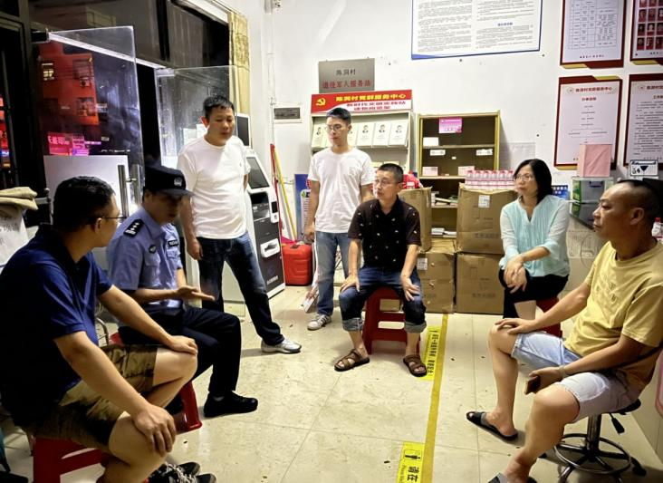 区人大代表钟文芳、朱镜明以及镇人大代表冯志明、张记换参加陈洞村抢险救灾工作会议，前往村内工厂、居民楼进行安全隐患排查。