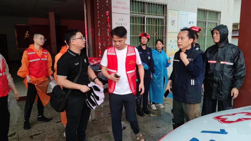 区、镇人大代表，镇党委书记刘耀均，镇人大主席钟文芳，紧急奔赴受灾最为严重的光明、陈洞、金盆、良田四个村，组织开展救援抢险工作。